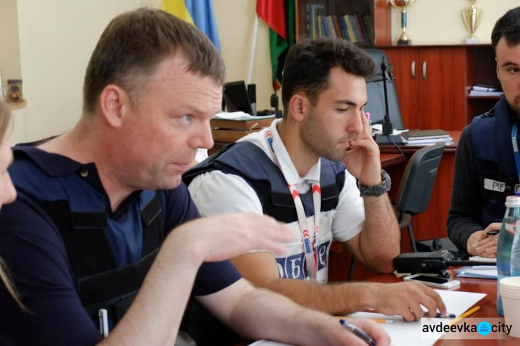 В Авдеевке губернатор Донецкой области встретился с  замглавой ОБСЕ Александром Хугом (ФОТО)