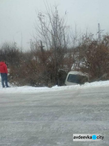 В Авдеевке авария: машина “улетела” в кювет (ФОТО)