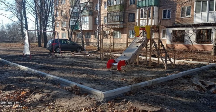 В рамках конкурса «Преобразим Авдеевку вместе!» в 9 квартале продолжается строительство детской площадки (ФОТОФАКТ)