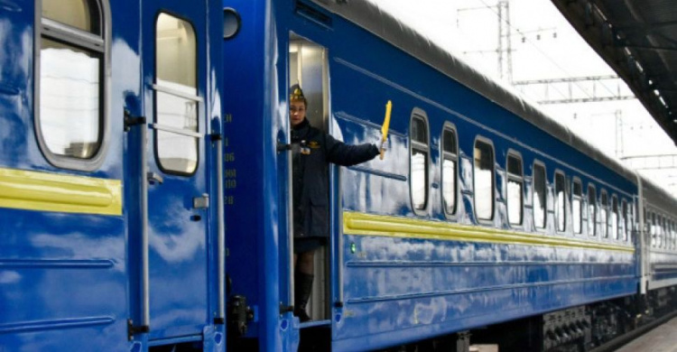 Поезда на Донбасс: в "Укрзалізнице" рассказали, будут ли останавливать сообщение