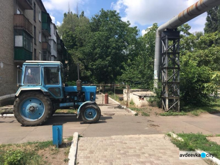 Авдеевские коммунальщики начали готовить город к зиме (ФОТОФАКТ)