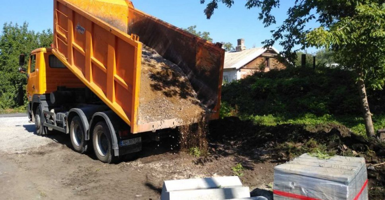 В Авдеевке стартовали работы по установке еще двух новых остановочных павильонов (ФОТОФАКТ)