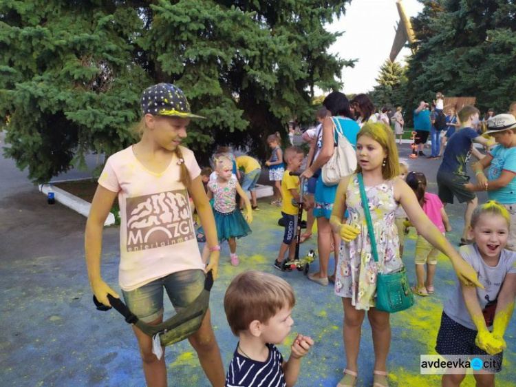 День независимости в Авдеевке: награждения, метания красок и концерт (ФОТОРЕПОРТАЖ)