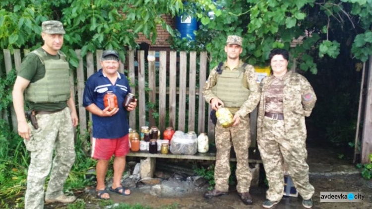 У "симиков" нет отдыха: порядок возле мемориала "Промка" наведен, продукты в прифронтовые поселки доставлены (ФОТО)