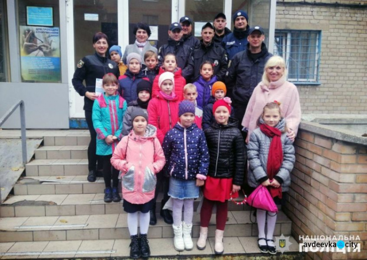 Школьники поздравили копов в Авдеевке с Днем украинской письменности и языка (ФОТО)