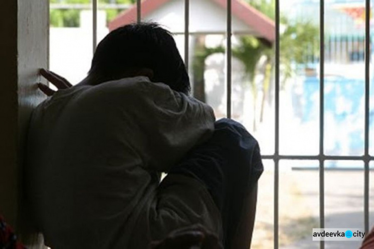 В Авдеевке полицейские привлекли к ответственности мужчину за вовлечение несовершеннолетнего в преступную деятельность