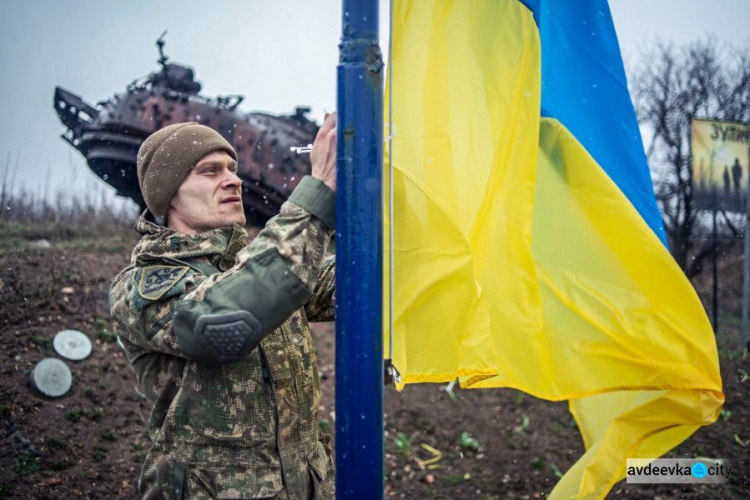 «Звездное небо» авдеевской «промки», братья меньшие, быт и оружие: потрясающие фото от защитников Авдеевки