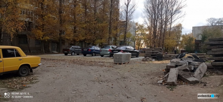 В рамках конкурса социальных проектов жители 9 квартала продолжают оборудование парковочной зоны (ФОТОФАКТ)