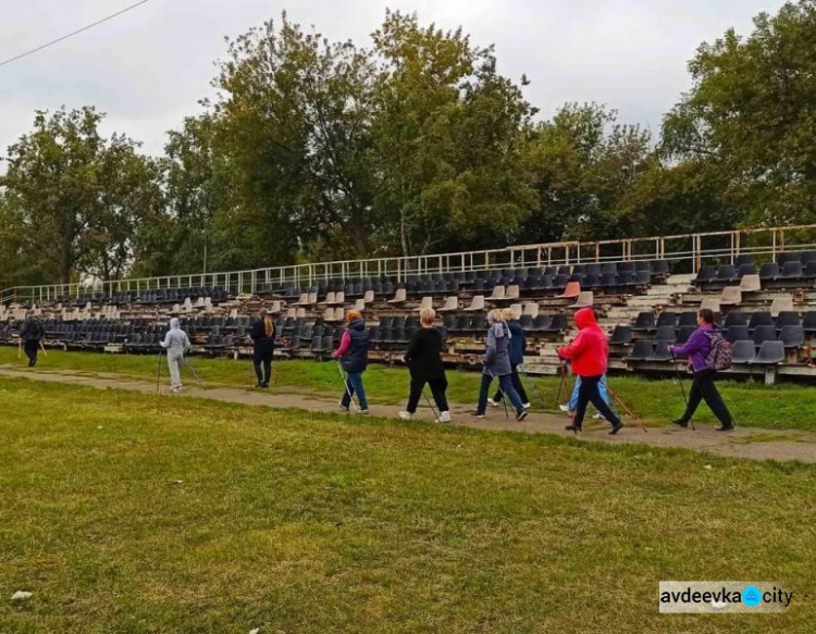 В Авдіївці громадяни поважного віку опановували "скандинавську ходу"