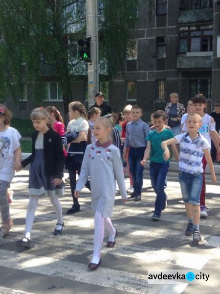 Детей Авдеевки учили, как не погибнуть на дороге (ФОТО)