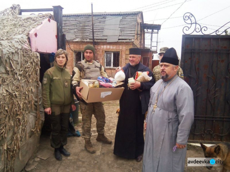 Авдеевские «симики» сопроводили к воинам АТО волонтеров и священнослужителей