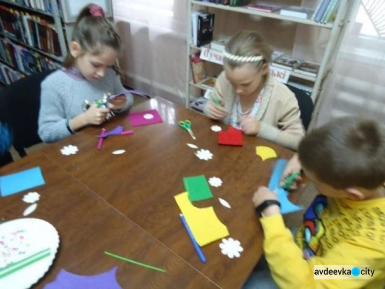 Авдіївська малеча змайструвала «Квіти для бабусі» з нагоди Міжнародного дня людей похилого віку 