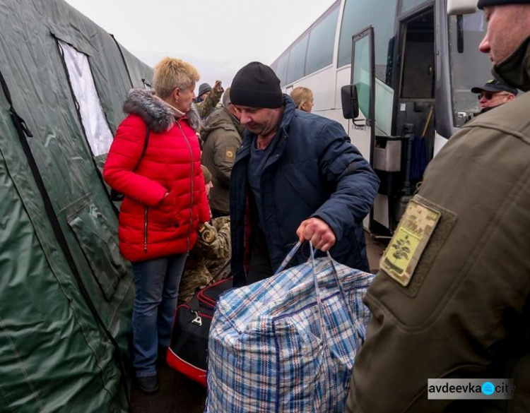 Обмен пленными между Киевом и Донецком-Луганском завершен: подробности, фото и видео