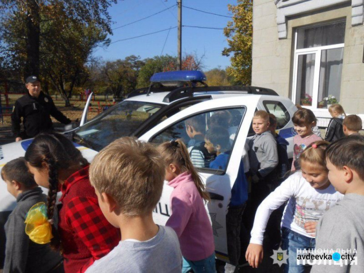 Авдеевский полицейские обучили правилам дорожного движения юных пешеходов (ФОТО)