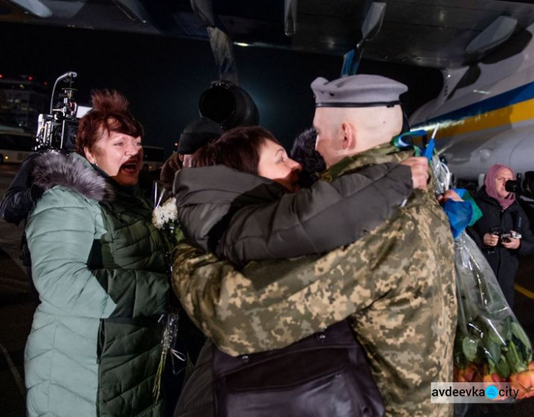 Большой обмен пленными: кого удалось вырвать из ОРДЛО, что заявил Зеленский (ФОТО + ВИДЕО)