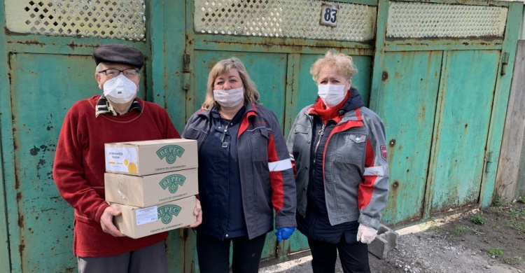 Одинокие ветераны-коксохимики получили продуктовые наборы от Метинвеста и Фонда Вадима Новинского