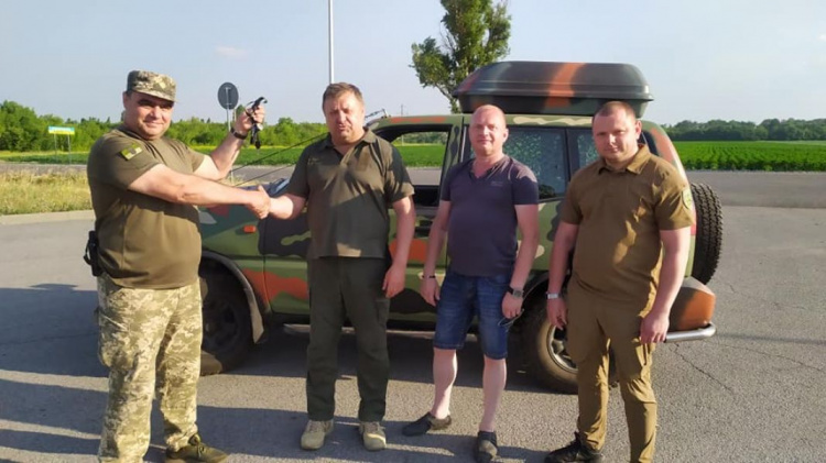 Мешканці Львівщини привезли позашляховик для потреб Авдіївки