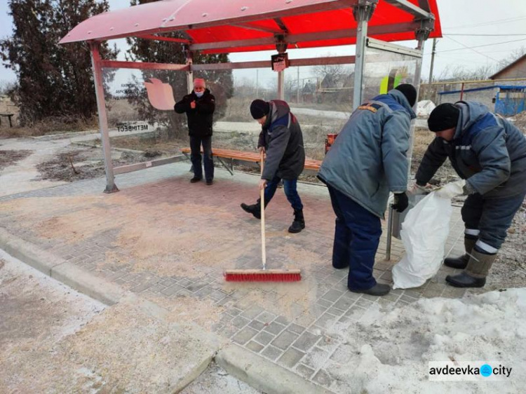 Комунальники Авдіївки слідкують за чистотою автобусних зупинок (ФОТОФАКТ)
