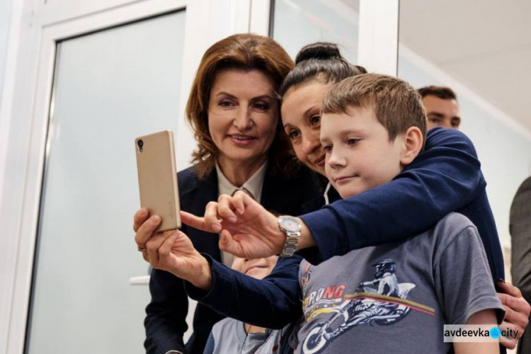 Первая леди Украины приехала в Донецкую область с подарком для школьников (ФОТО)