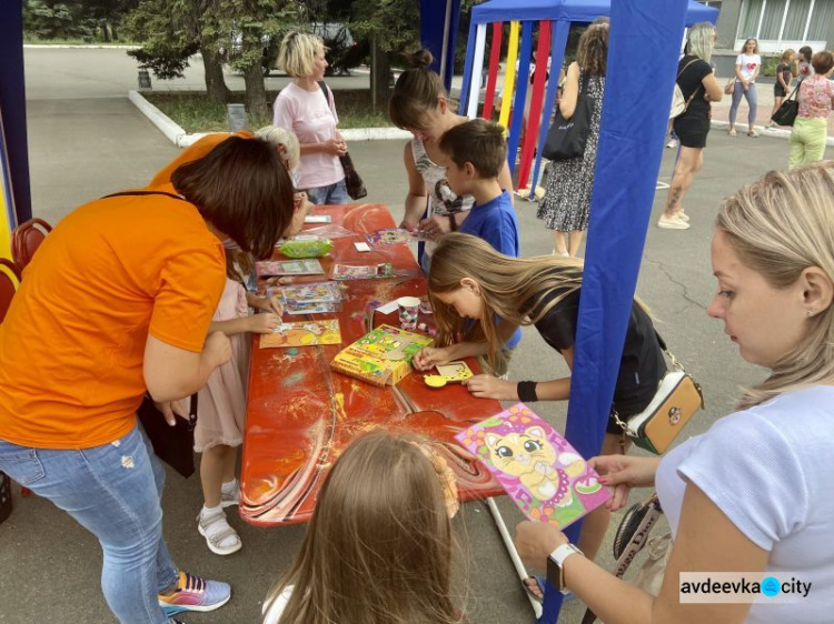 Дети авдеевских коксохимиков получили в подарок школьные наборы от Метинвеста (ВИДЕО)