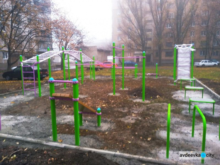 В Авдеевке в рамках президентской программы строят новые спортивные площадки (ФОТОФАКТ)
