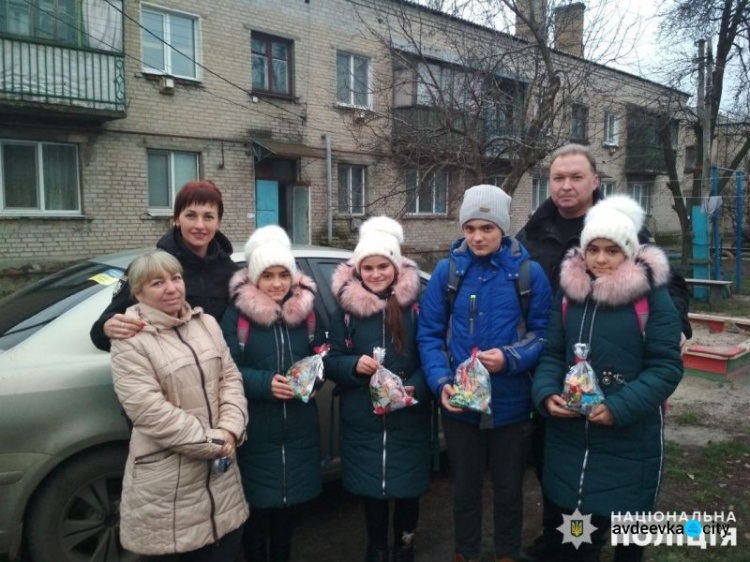 Авдеевские полицейские поздравили детей из многодетных семей с Днем Николая Чудотворца (ФОТОФАКТ)