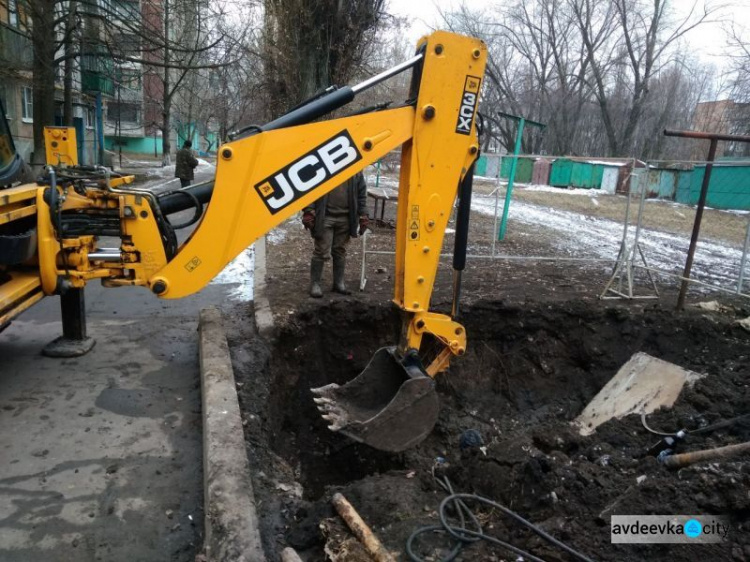 Авдеевские коммунальщики борются с разорвавшимися трубами (ФОТОФАКТ)