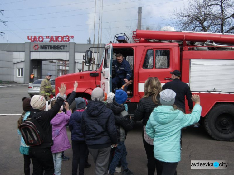 Школьники побывали в гостях у авдеевских спасателей (ФОТОФАКТ)