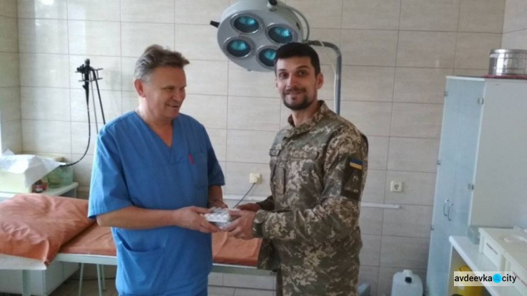 Авдеевские "симики" доставили в больницу хирургические нити, а в прифронтовые поселки – хлеб и воду
