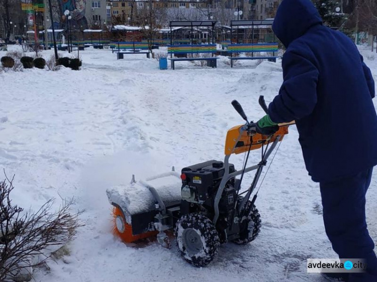 Авдіївські комунальники на варті боротьби зі снігом (ФОТОФАКТ)