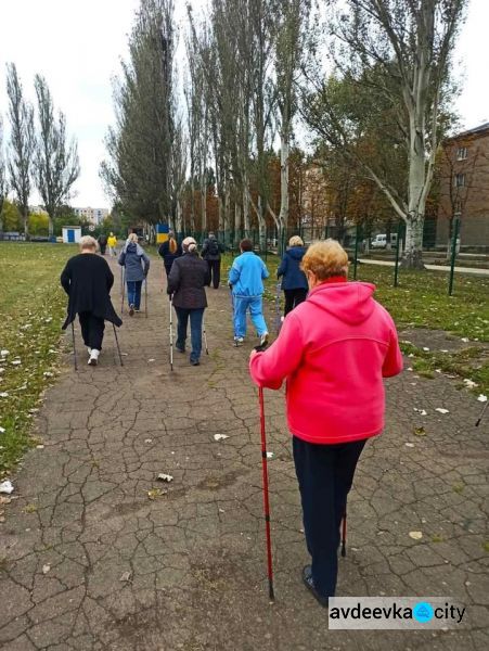 В Авдіївці громадяни поважного віку опановували "скандинавську ходу"
