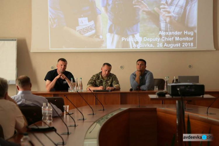 В Авдеевке Хуг встретился с украинскими дипломатами и рассказал о ситуации в районе ООС (ФОТО)