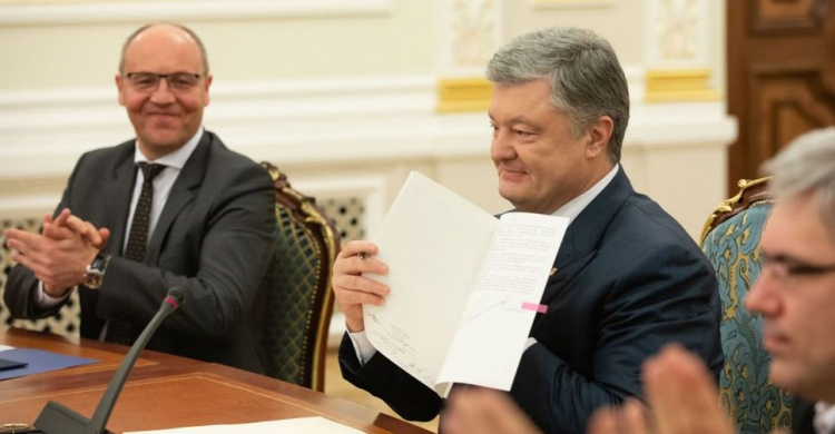 Порошенко подписал языковой закон