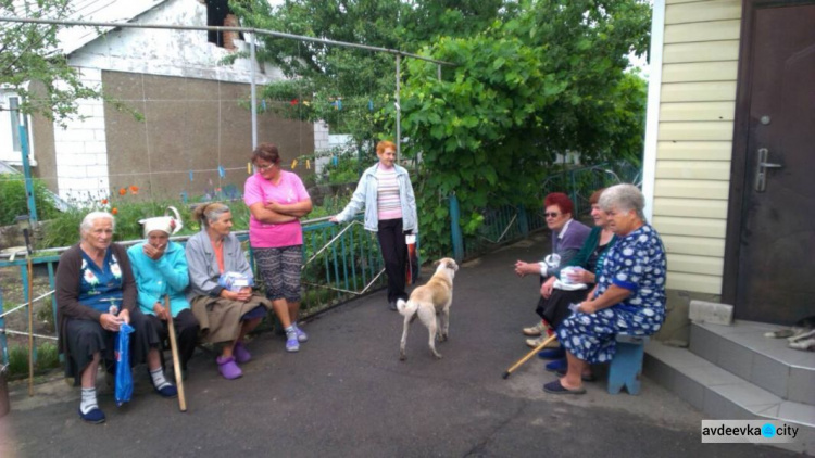 В Авдеевку привезли на обследование жителей Опытного