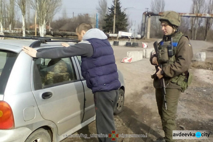 На авдеевском блок-посту задержаны двое пособников боевиков (ФОТО)