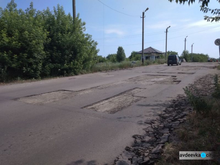 На территории Авдеевки находится "ничейный" разбитый участок дороги (ФОТО+ДОКУМЕНТ)