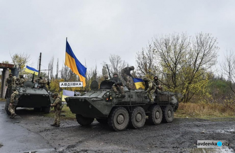 Порошенко в Авдеевке поблагодарил воинов за службу (ФОТО + ВИДЕО)