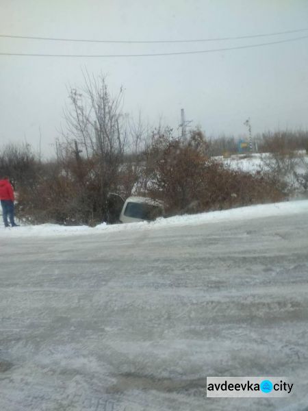 В Авдеевке авария: машина “улетела” в кювет (ФОТО)