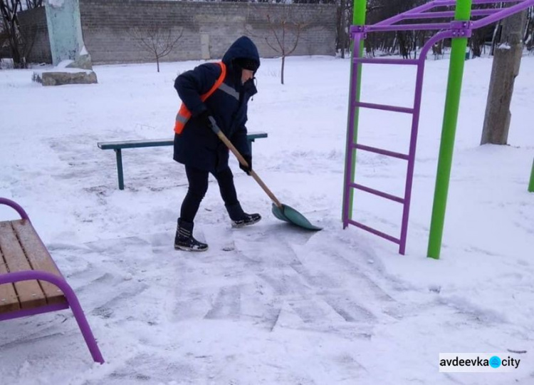 Авдіївські комунальники на варті боротьби зі снігом (ФОТОФАКТ)