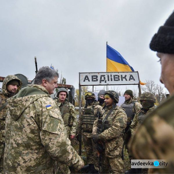Порошенко в Авдеевке поблагодарил воинов за службу (ФОТО + ВИДЕО)
