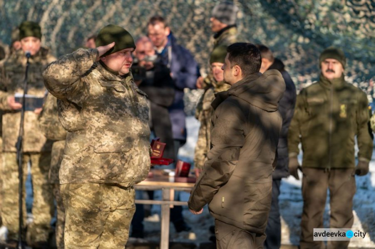 Президент в зоне проведения ООС на Донетчине поздравил военных с Днем ВСУ (ФОТО)