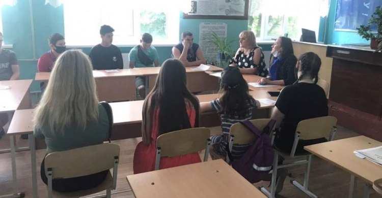 Авдіївським підліткам розказали, як будувати трудові відносини з роботодавцями