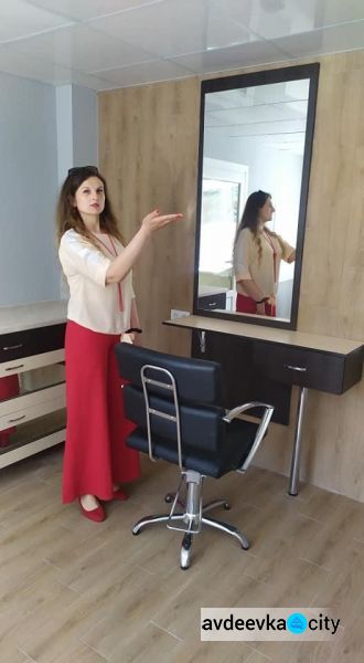 Сучасна перукарня та інклюзивний санвузол для літніх  людей: в Авдіївці за міські кошти відремонтували приміщення терцентру