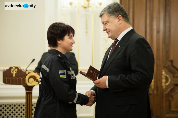 Президент Украины наградил отличившихся защитников Авдеевки (ФОТО)