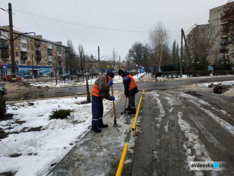 Как авдеевские коммунальщики с гололёдом боролись (ФОТОФАКТ)