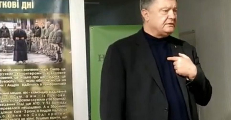 Про розведення військ та про справу Гладковського: Порошенко в Авдіївці обговорив гострі питання та гучні теми. ВІДЕО