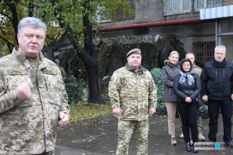 Президента в Авдеевке наградили медалью (ФОТО)