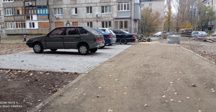 В рамках конкурса социальных проектов жители 9 квартала продолжают оборудование парковочной зоны (ФОТОФАКТ)