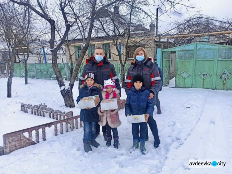 В гости с подарками: авдеевские коксохимики навестили маленьких жителей села Ласточкино