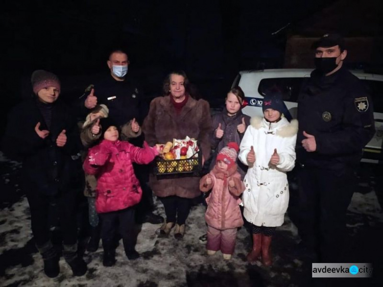 Авдіївські поліцейські привітали дітей зі святом Святого Миколая 